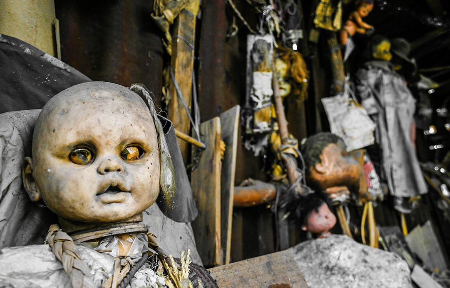 creepiest-urban-legends-doll-head-on-the-island-of-the-dolls-long-main