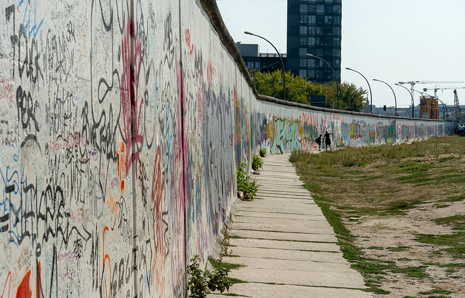 the-berlin-wall-graffiti-on-the-berlin-wall-main