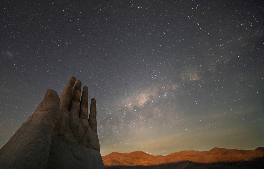 atacama-hand-sculpture-in-the-desert-long